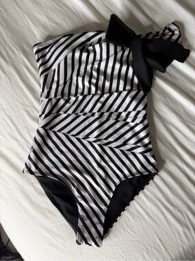 One-Shoulder Black & White Striped Swimsuit with Bow